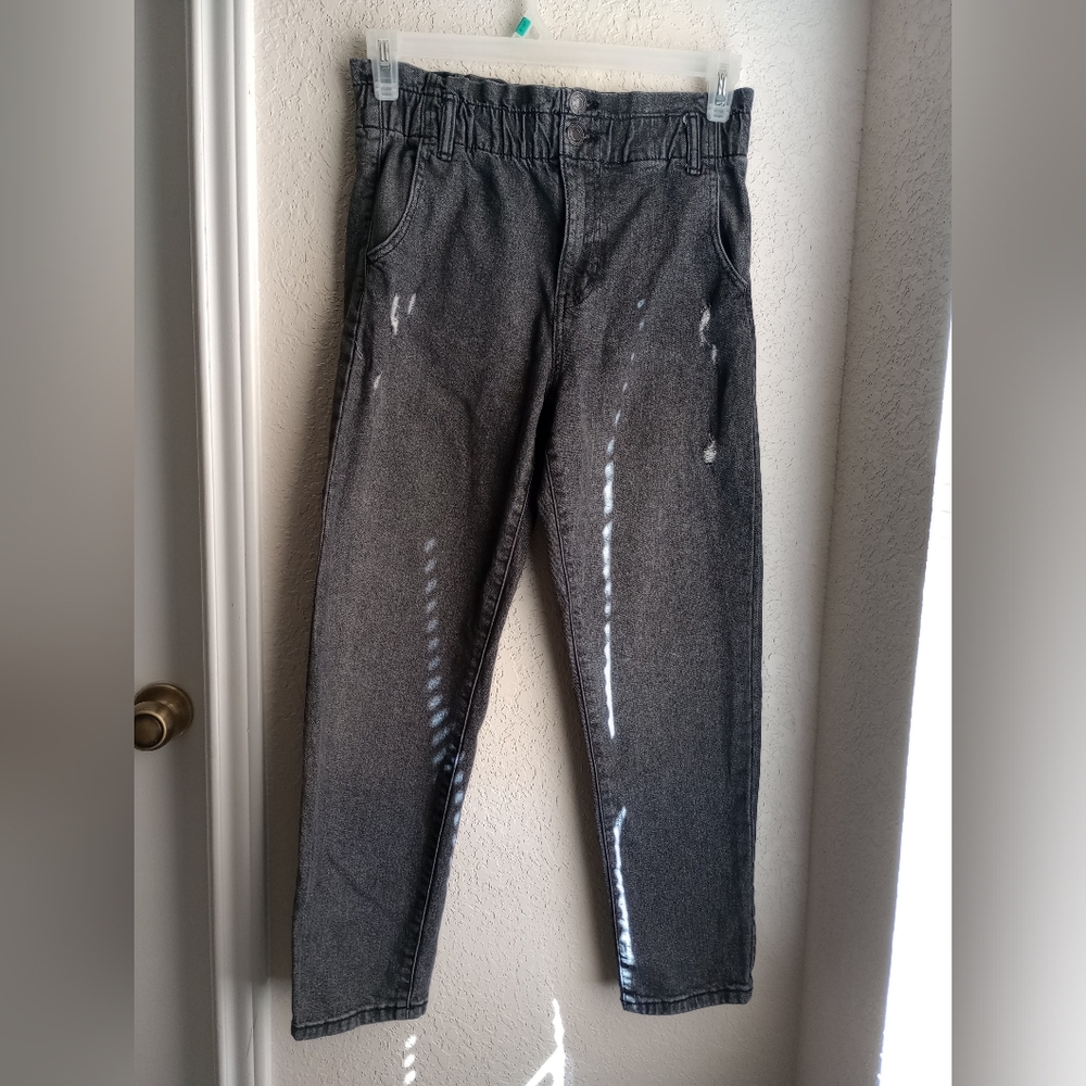 SO black high waisted mom Jeans with ruffle top